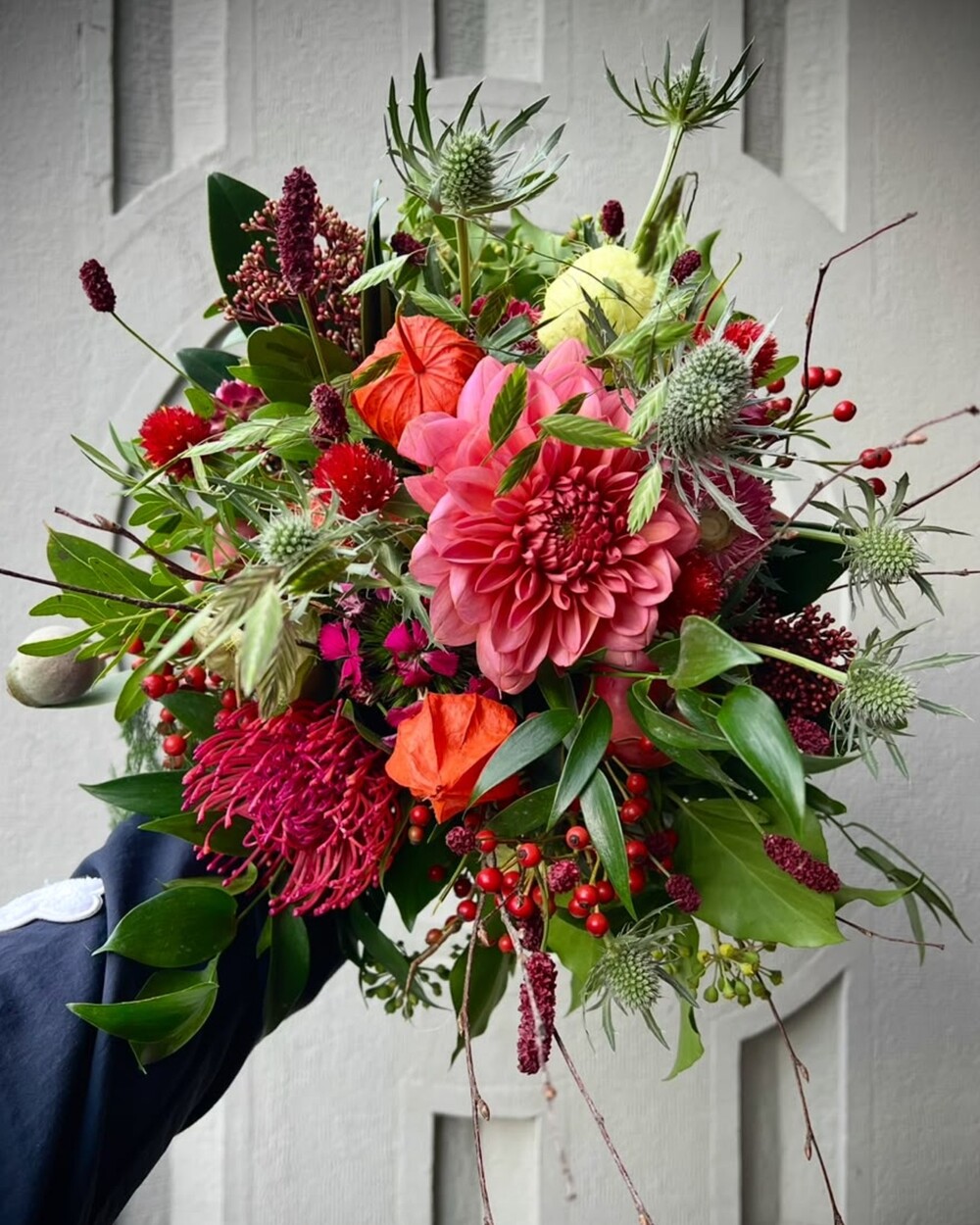 L'Heure Pourpre — bouquet d'automne au dahlia corail, chardons et baies écarlates