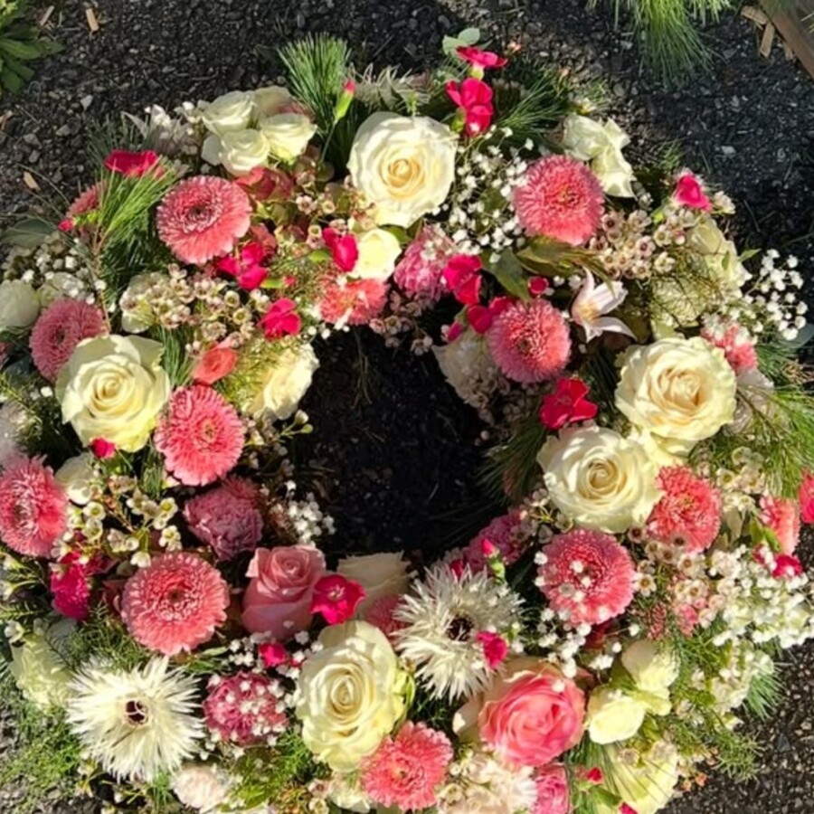Détail d'une couronne de roses ivoire et gerberas