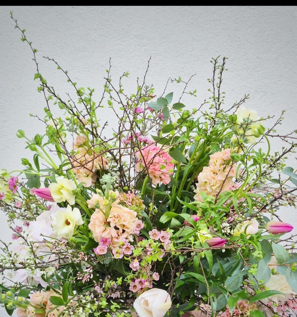 Le Réveil des Vergers — bouquet printanier de giroflées, tulipes et branches en éveil